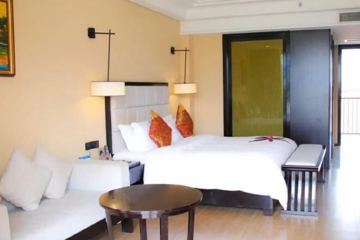 Minibar, in-room safe, desk, cribs/infant beds