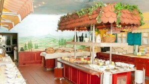 Een buffetopstelling met diverse gerechten en een decoratief plafond.
