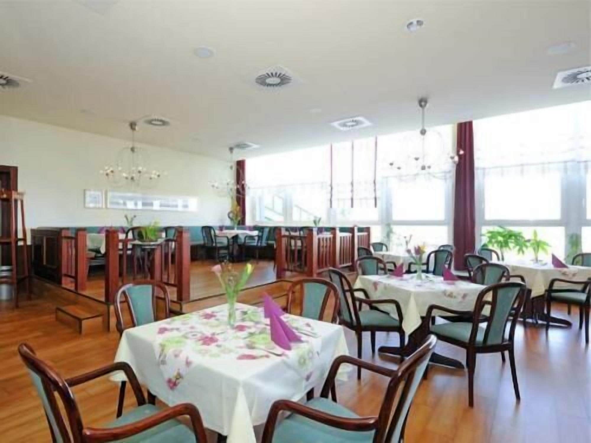 Breakfast, lunch, dinner served; international cuisine 