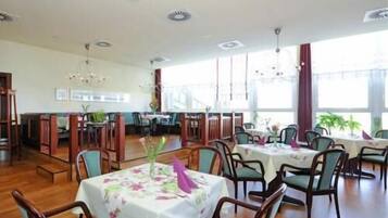 Breakfast, lunch, dinner served; international cuisine