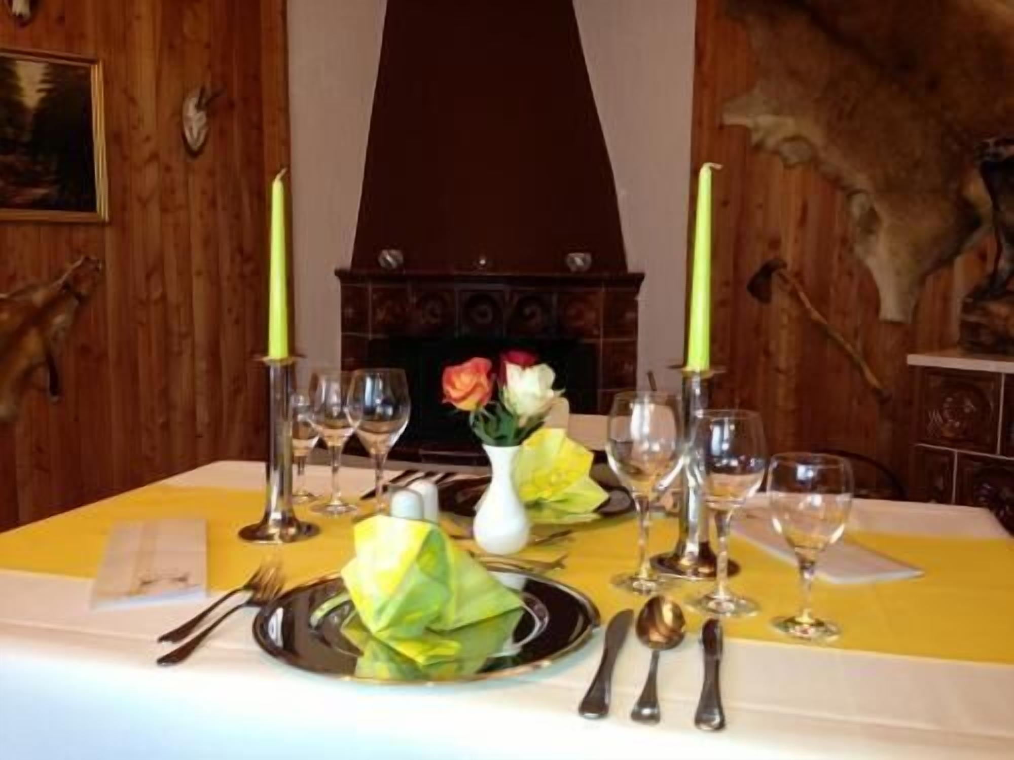 breakfast, lunch, dinner served; international cuisine