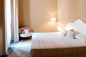 Economy Double or Twin Room, Shared Bathroom | Desk, blackout curtains, iron/ironing board, free WiFi - Guest House - BluLassù Rooms (Cagliari)