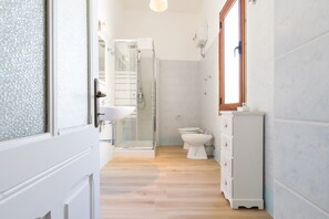 Comfort Double or Twin Room, Private Bathroom | Bathroom - Guest House - BluLassù Rooms (Cagliari)