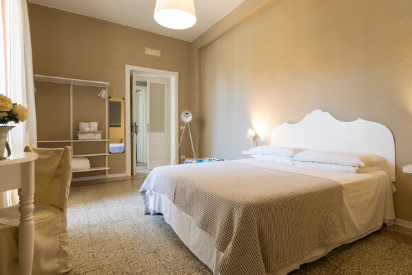 Comfort Double or Twin Room, Private Bathroom | Desk, blackout drapes, iron/ironing board, free WiFi - Guest House - BluLassù Rooms (Cagliari)