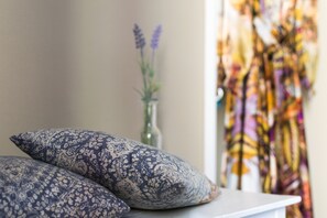 Desk, blackout curtains, iron/ironing board, free WiFi - Guest House - BluLassù Rooms (Cagliari)