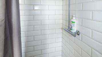 Deluxe Room | Bathroom | Shower, hair dryer, towels, soap