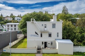 Vista frontal de la propiedad