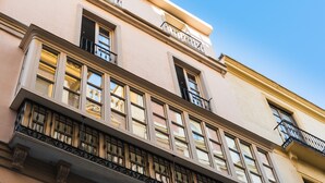 Un immeuble doté de nombreux balcons, de grandes fenêtres et d’un style architectural classique.