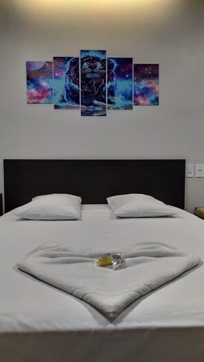 Ropa de cama de alta calidad, minibar, escritorio