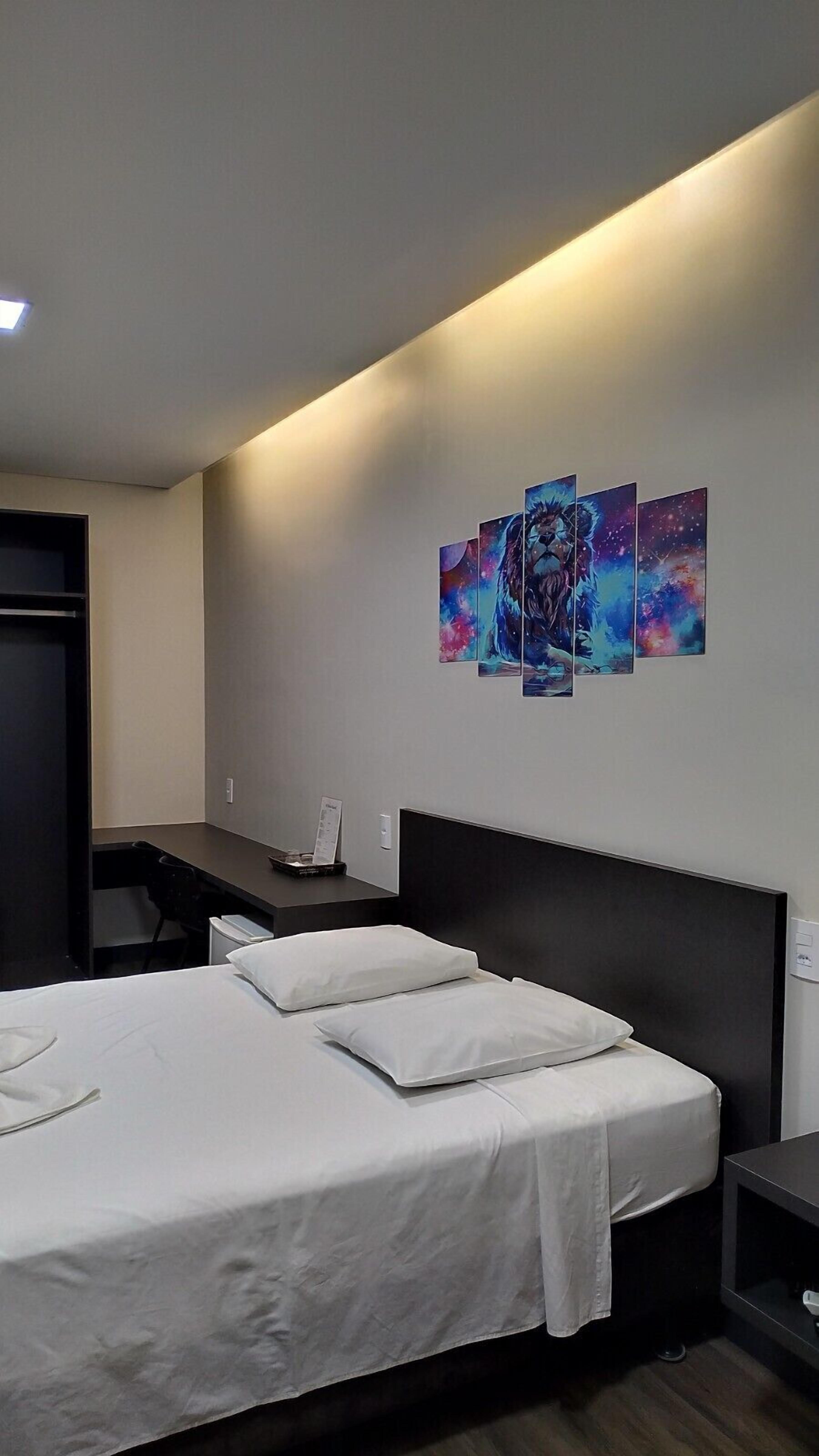 高級寢具、迷你吧、書桌、手提電腦工作空間