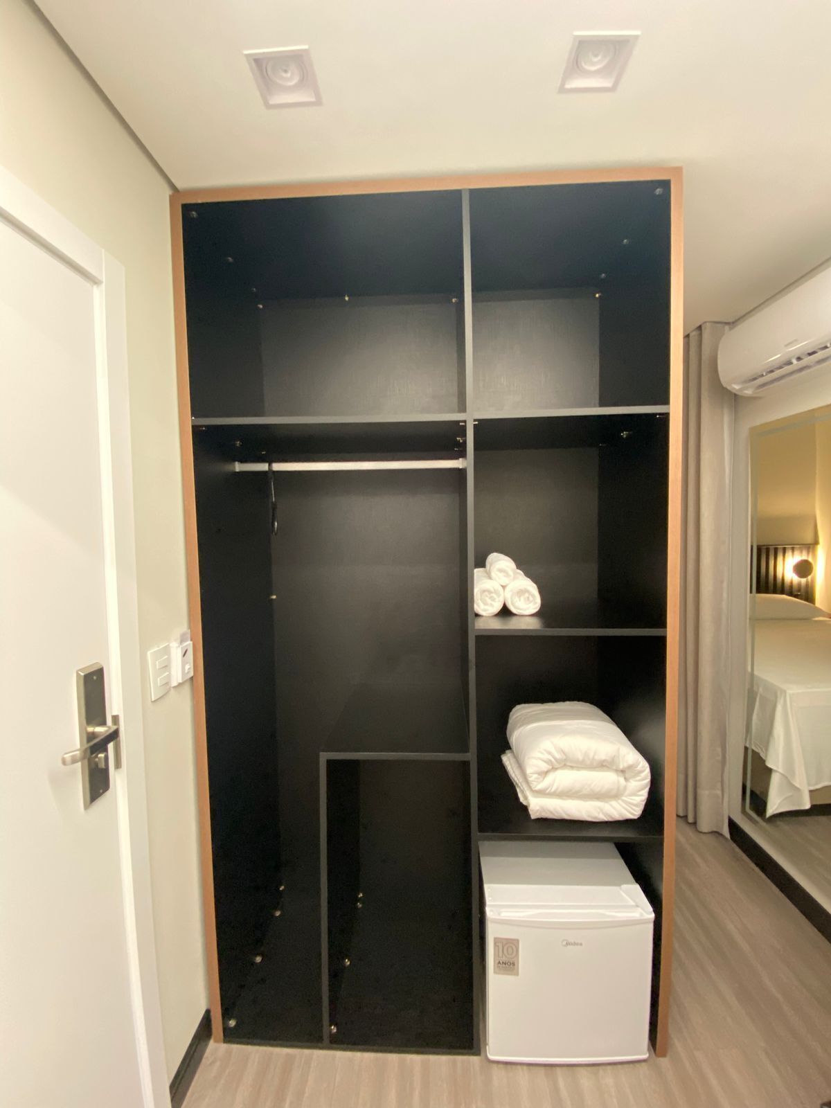 高档床上用品、迷你吧、办公桌、笔记本电脑工作区