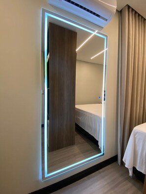 Ropa de cama de alta calidad, minibar, escritorio