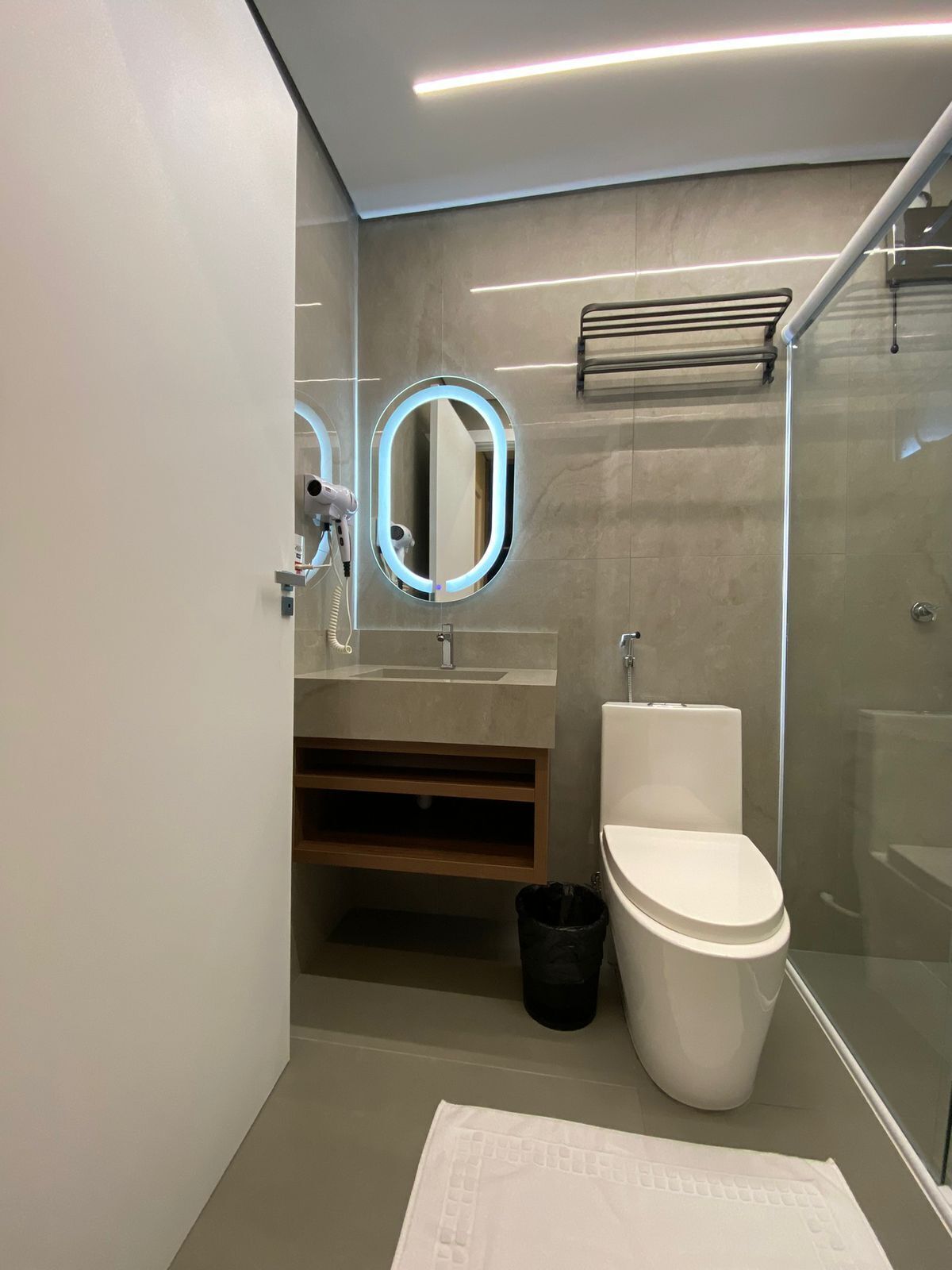 Ducha, artículos de tocador gratuitos, secador de pelo, bidet