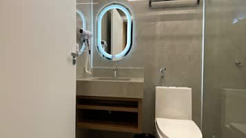 Ducha, artículos de tocador gratuitos, secador de pelo, bidet