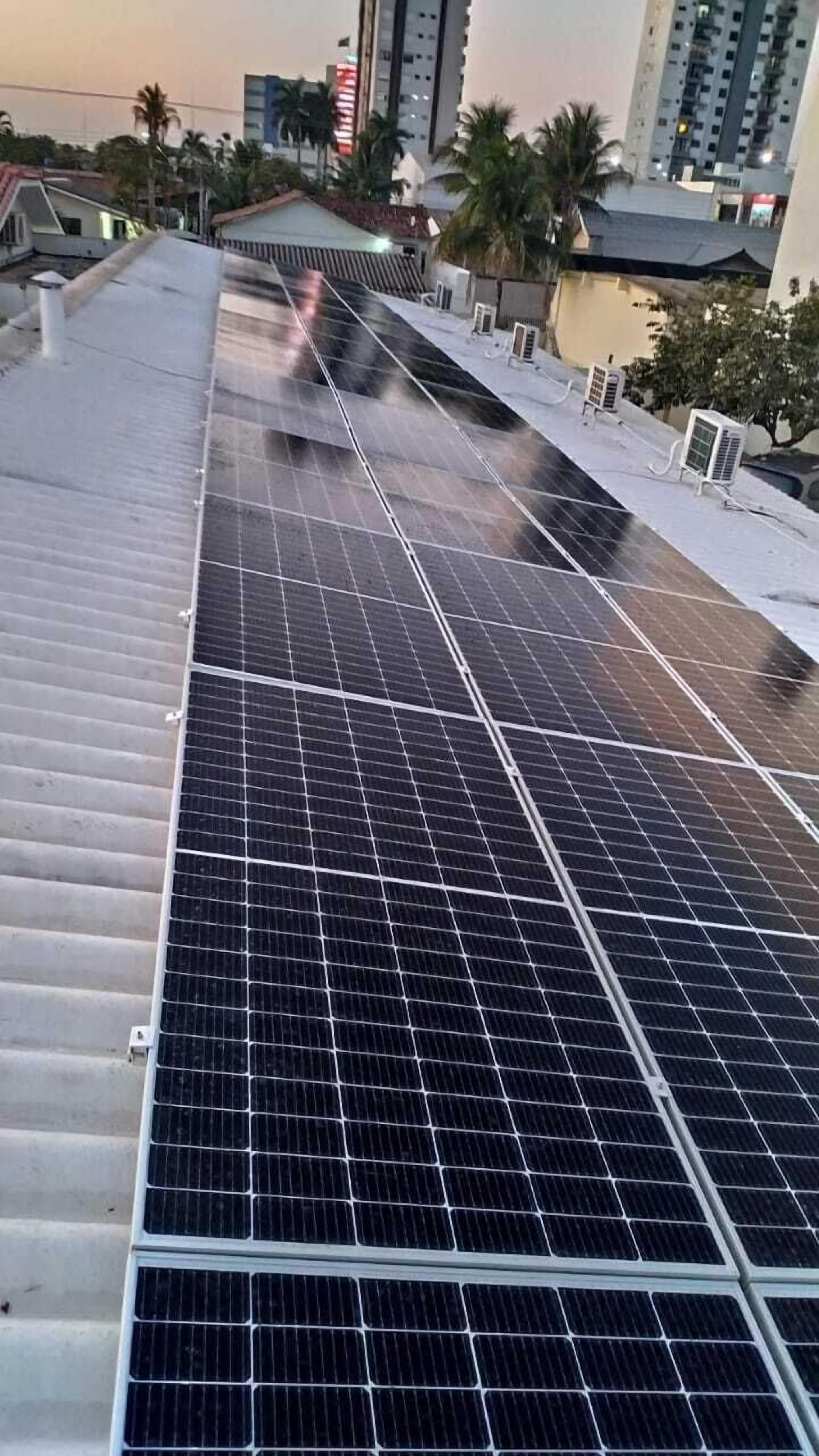 Un toit équipé de panneaux solaires et de climatiseurs.