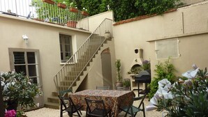 Courtyard - Le Logis Bed and Breakfast (La Trimouille)