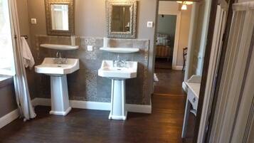 Superior Suite, 2 Bedrooms, Shared Bathroom | Bathroom | Free toiletries, hair dryer, towels