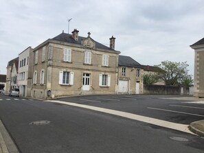 Free self parking - Le Logis Bed and Breakfast (La Trimouille)