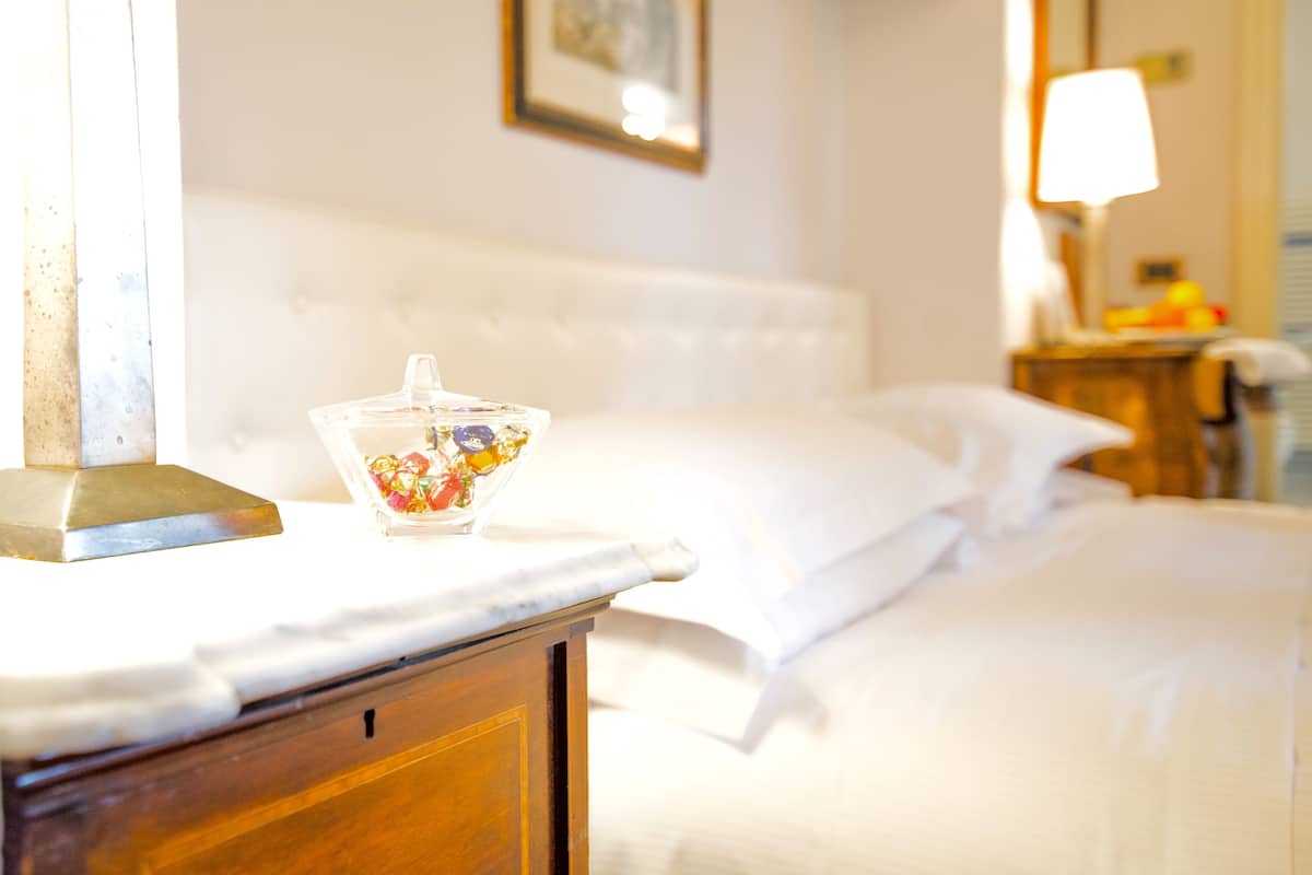 standard double room | 1 bedroom, minibar, in-room safe, blackout curtains