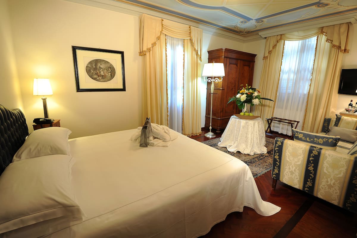 Deluxe Double Room | Minibar, in-room safe, blackout curtains, iron/ironing board