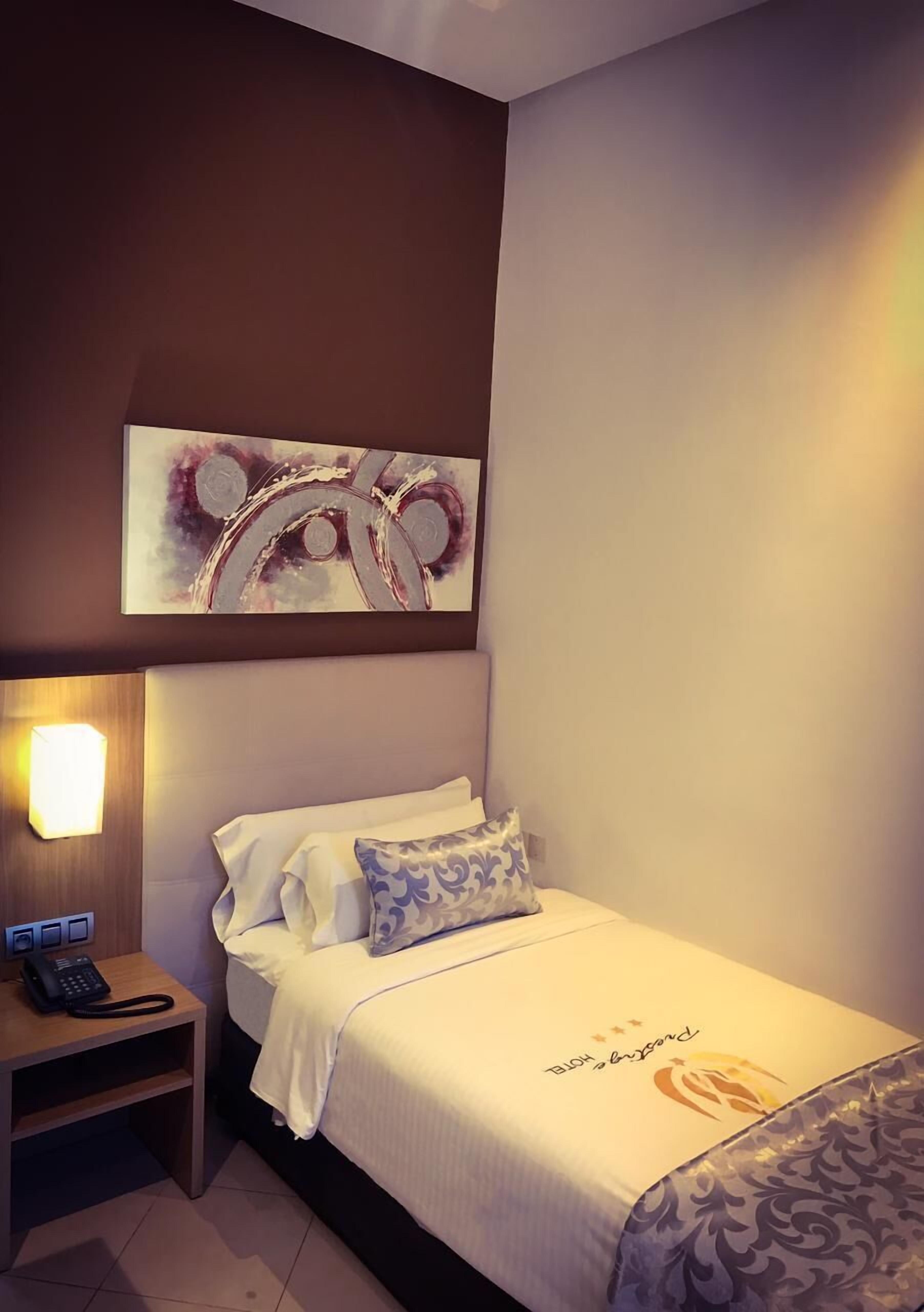 economy room | premium bedding, minibar, in-room safe, desk