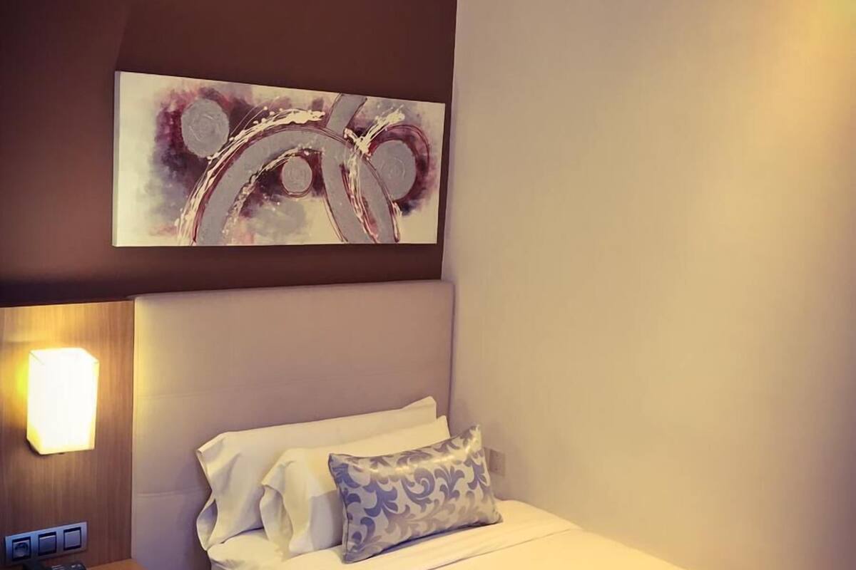 economy room | premium bedding, minibar, in-room safe, desk