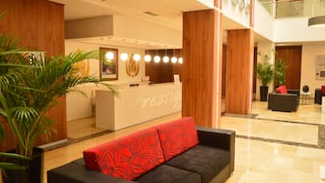 Coin salon dans le hall