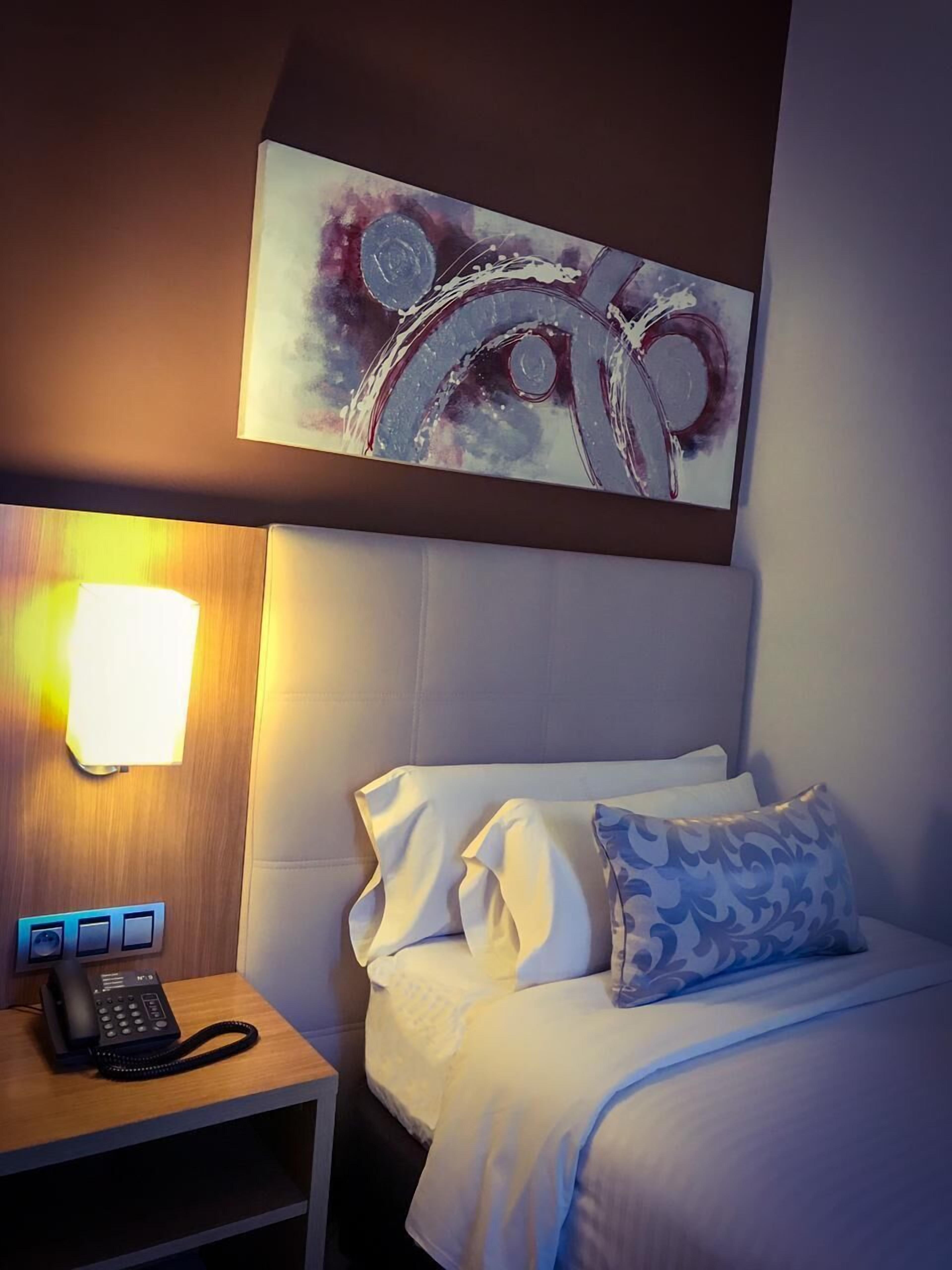 economy room | premium bedding, minibar, in-room safe, desk