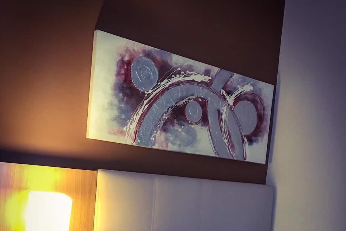 economy room | premium bedding, minibar, in-room safe, desk