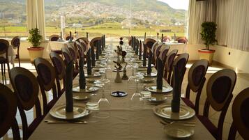 2 restaurants, lunch, dinner served; international cuisine