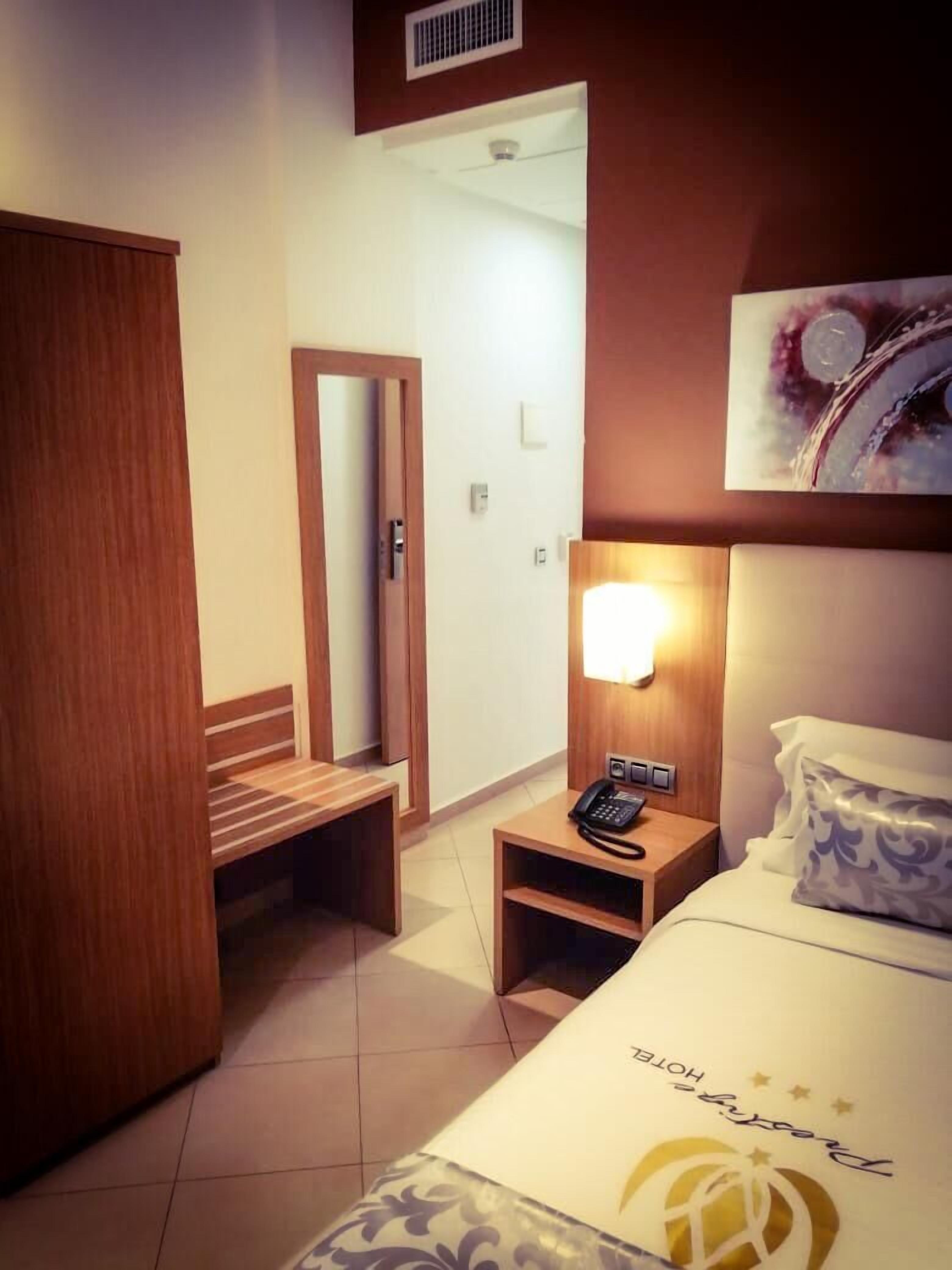 economy room | premium bedding, minibar, in-room safe, desk