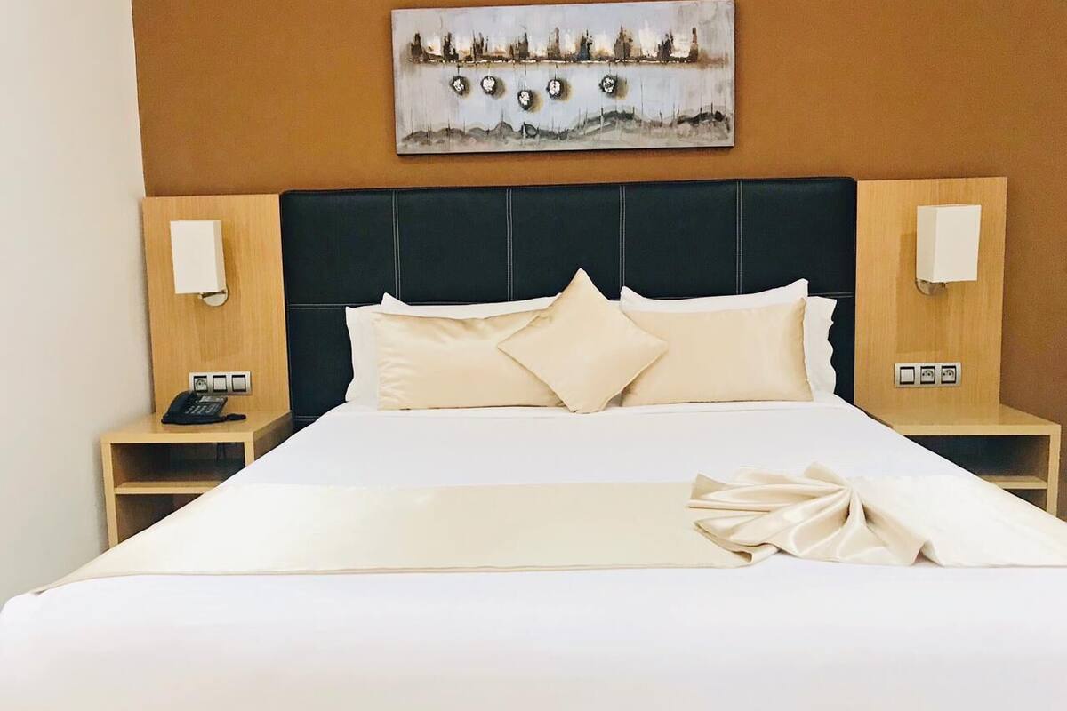 standard single room | premium bedding, minibar, in-room safe, desk