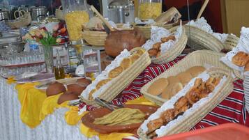 Buffet déjeuner gratuit tous les jours