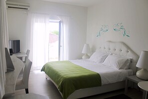 A hotel room with a bed, two bedside lamps, a desk with a TV, and a window with curtains. - Hotel La Settima Luna (Umag)