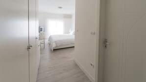 A bedroom with a bed, a TV, and a desk. - Hotel La Settima Luna (Umag)