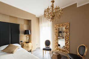 Quarto casal luxo | Frigobar, cofres nos quartos, quartos à prova de som