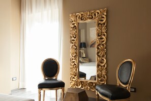 Quarto casal luxo | Frigobar, cofres nos quartos, quartos à prova de som