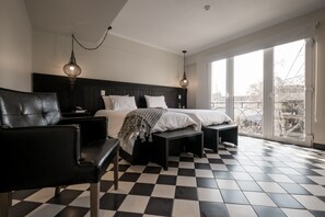 Leilighet – superior, 2 enkeltsenger | Dundyner, senger med overmadrass, safe på rommet og skrivebord