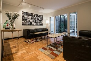 Lobby sitting area - Apart Hotel B (Santiago)