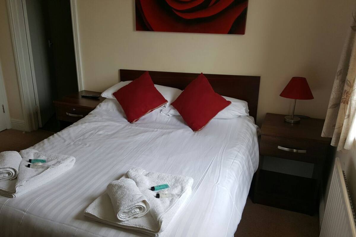 1 bedroom, desk, iron/ironing board, cribs (free)