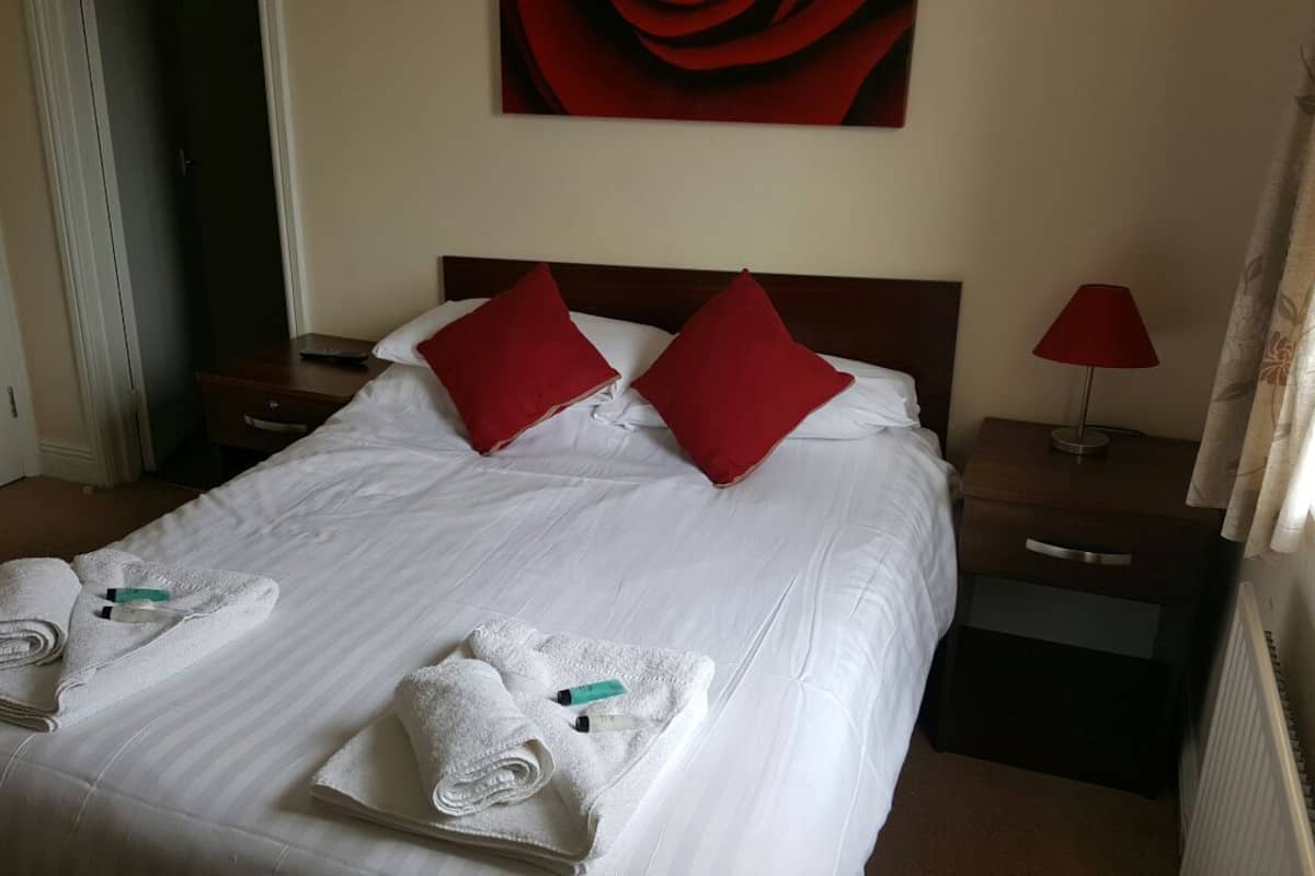 1 Schlafzimmer, Schreibtisch, Bügeleisen/Bügelbrett