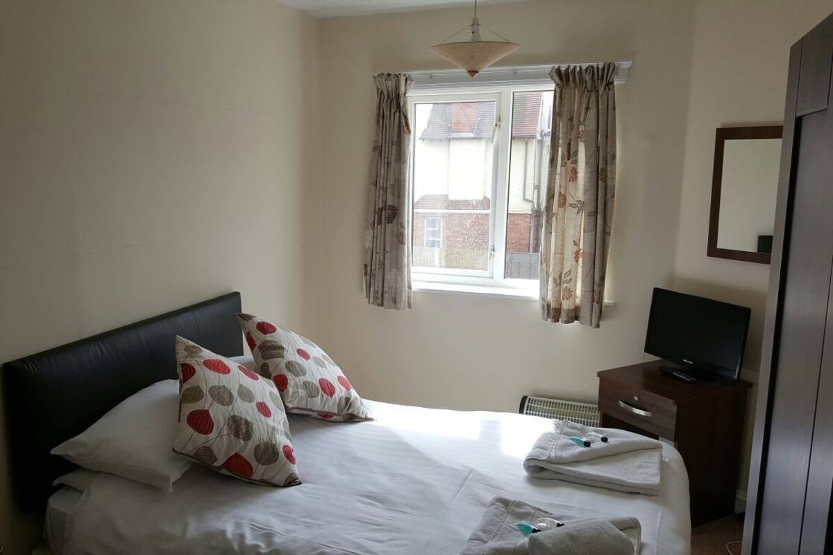 1 bedroom, desk, iron/ironing board, cribs (free)