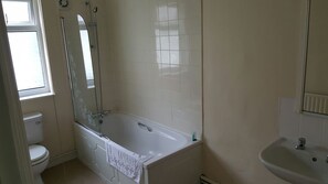 Suite | Bathroom | Shower, rainfall showerhead, free toiletries, hair dryer