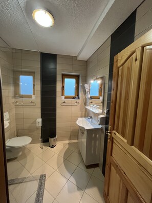 Douche, articles de toilette gratuits, sèche-cheveux