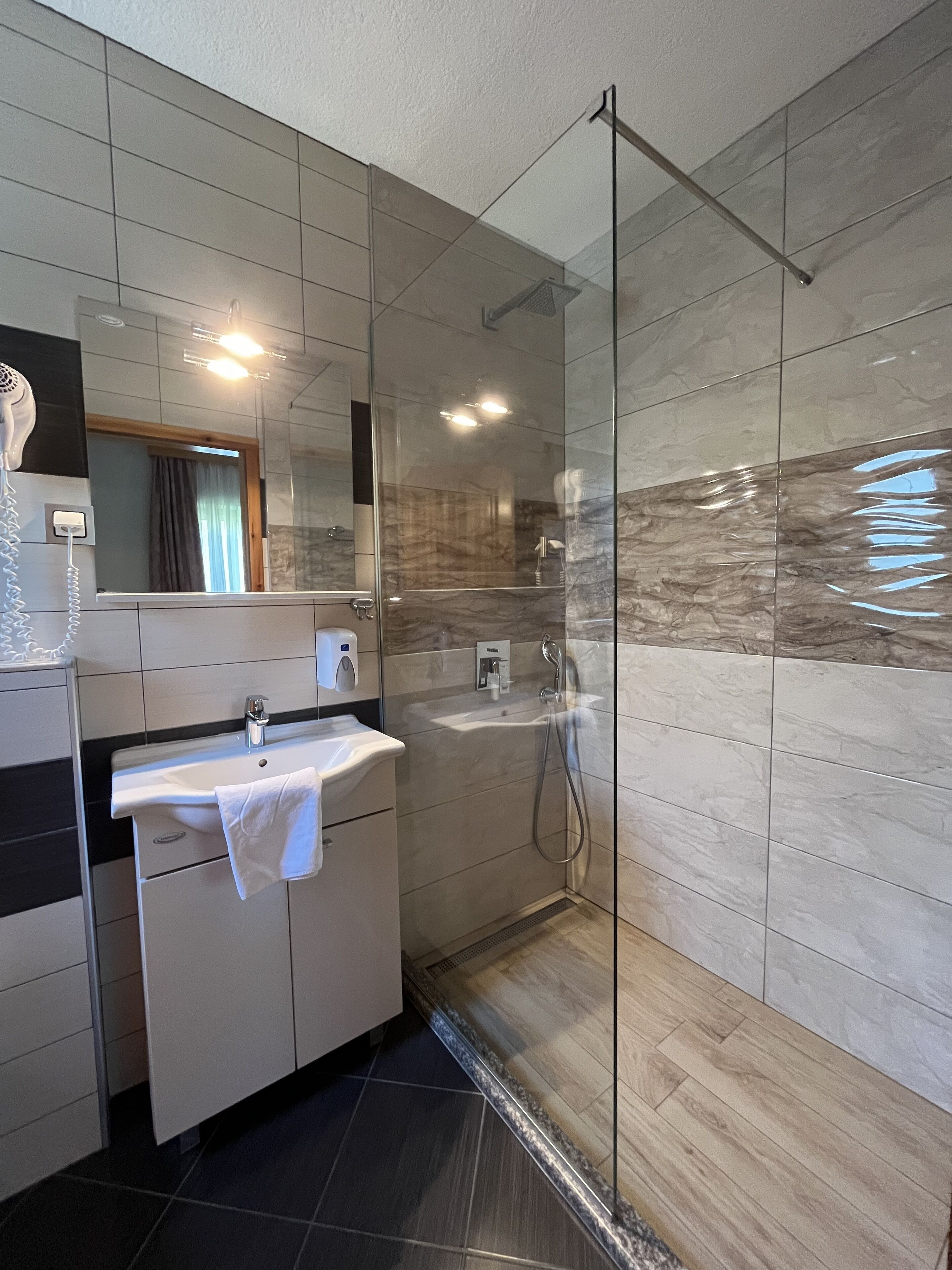 Douche, articles de toilette gratuits, sèche-cheveux