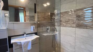 Dusche, kostenlose Toilettenartikel, Haartrockner, Handtücher