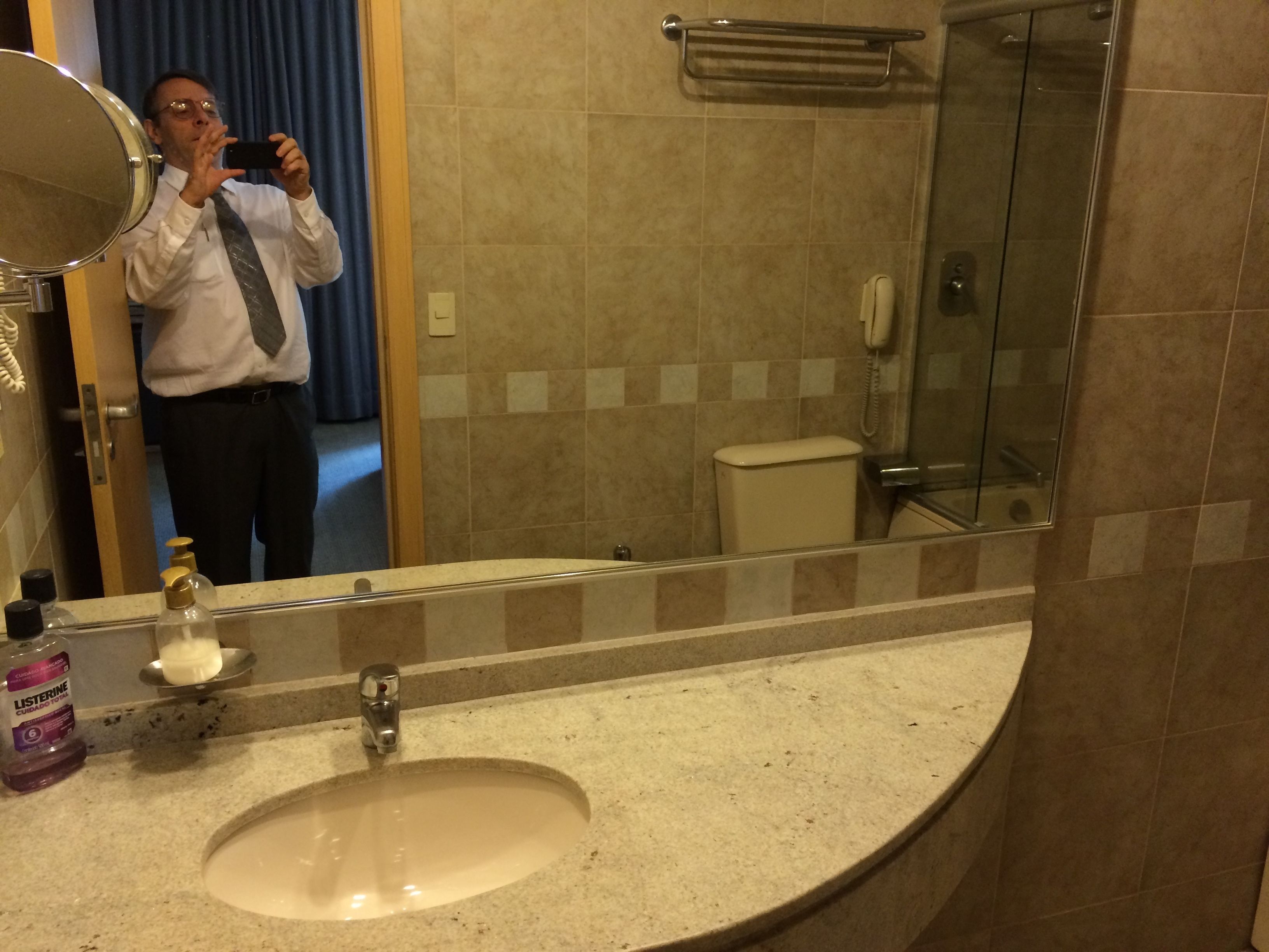 combined shower/bathtub, hair dryer, towels