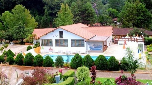 A two-story house with a swimming pool, surrounded by lush greenery and a hilly landscape. - Hotel H Santo Antonio do Pinhal (Monteiro Lobato)