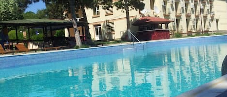 Una piscina al aire libre de temporada