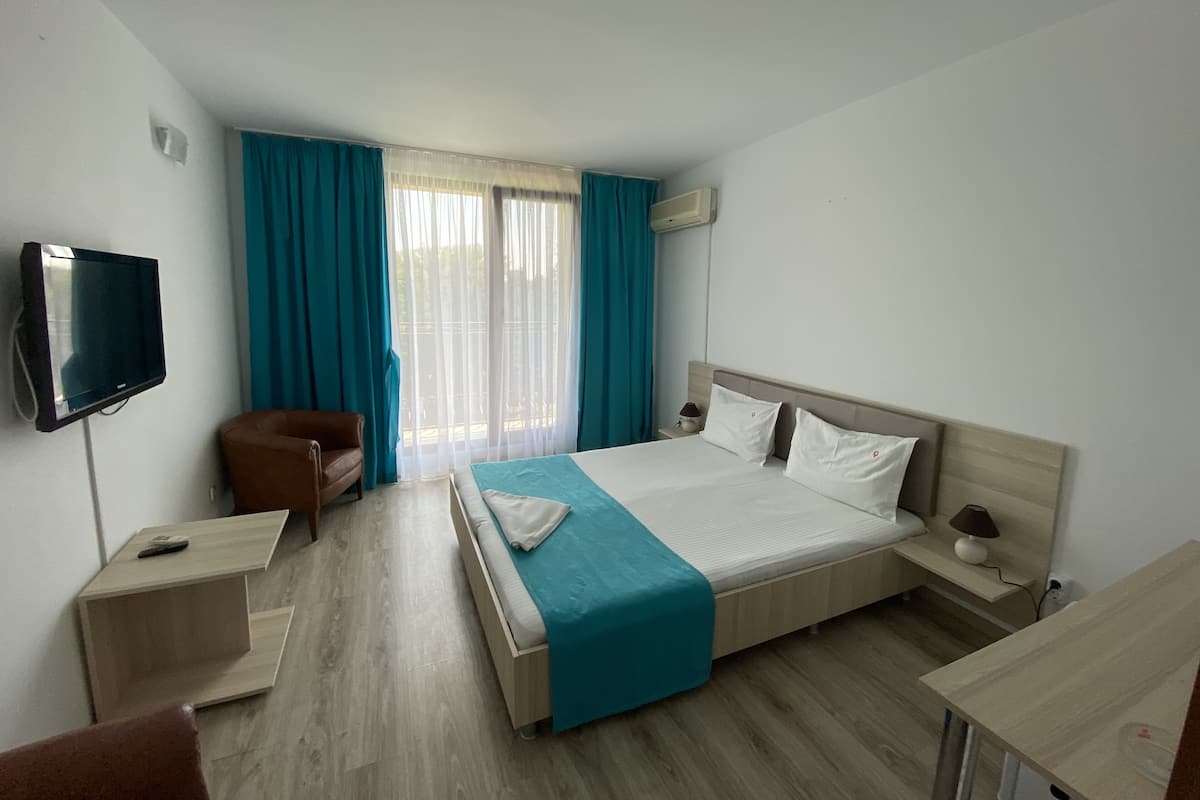 Double Room | Soundproofing, rollaway beds (surcharge), WiFi (free), bed sheets